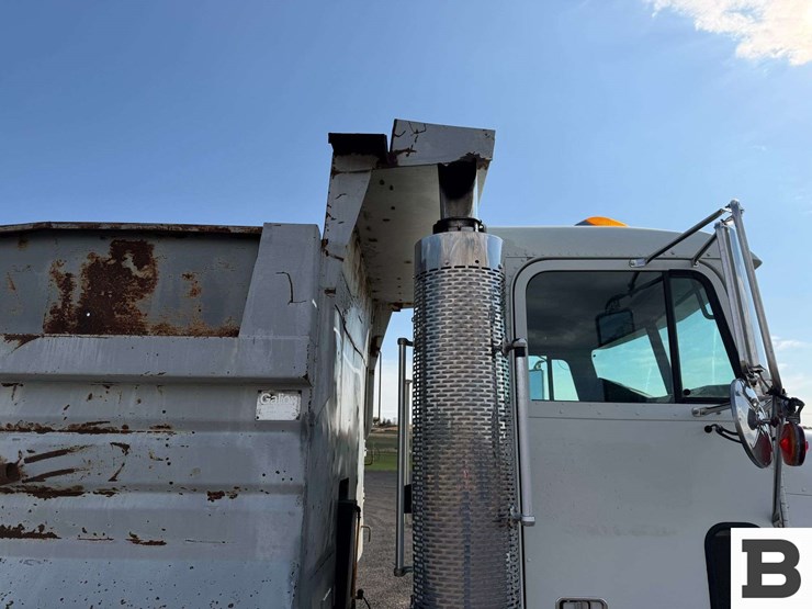 1996-freightliner-fld112-image-35
