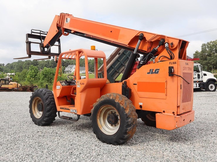 2010-jlg-8042-image-3