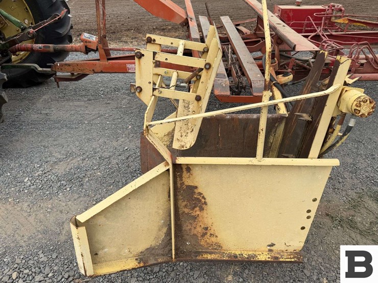 new-holland-1032-image-32