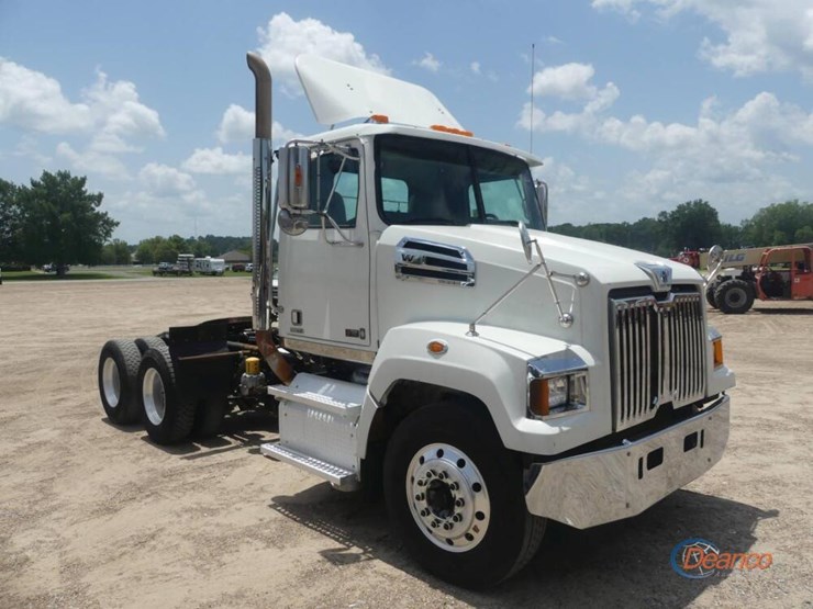 2017-western-star-4700sf-image-1