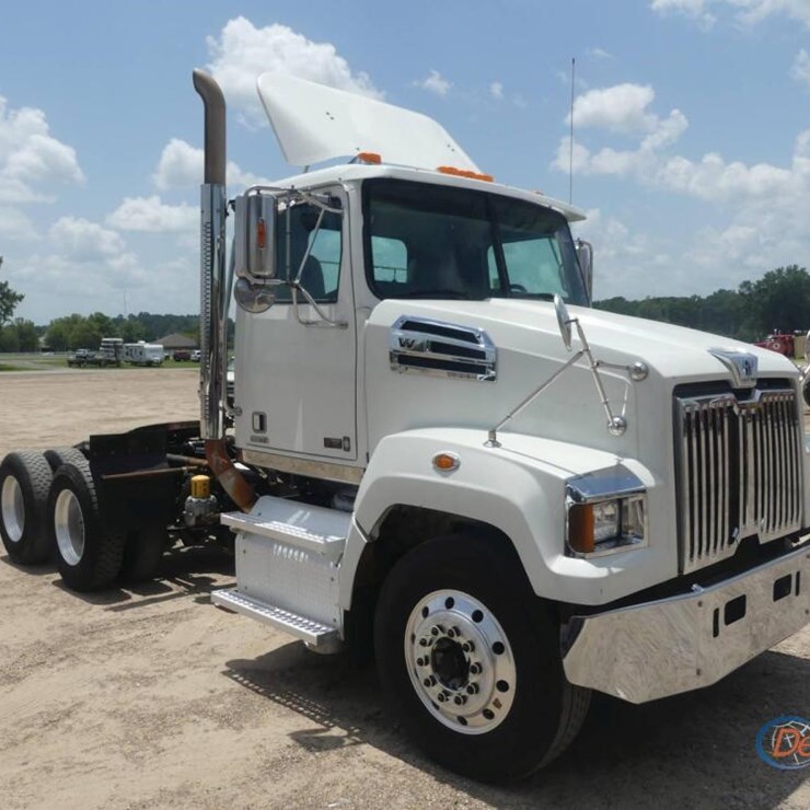 2017 WESTERN STAR 4700SF