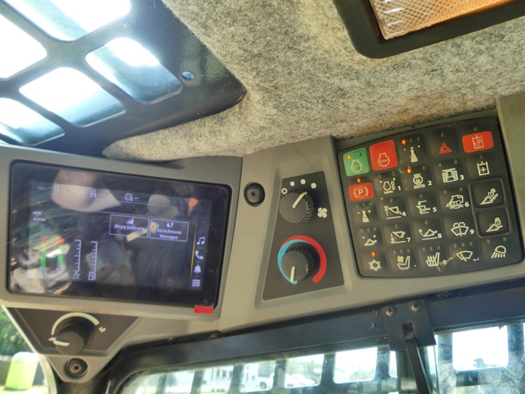 2024-deere-335p-image-16
