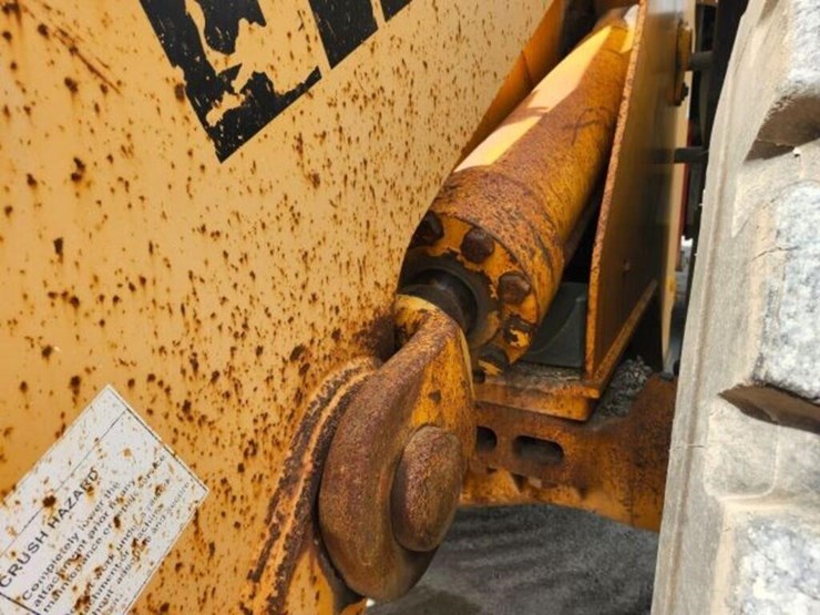 2011-liebherr-l586-image-54