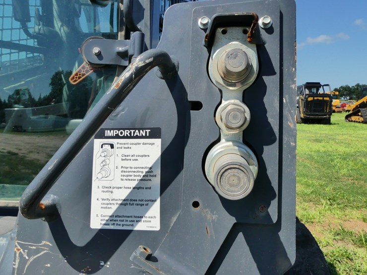 2024-deere-320g-image-12