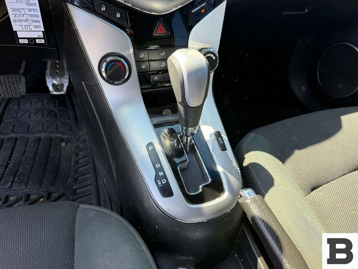 2012-chevrolet-cruze-sedan-image-21