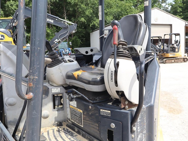 2017-deere-35g-image-18