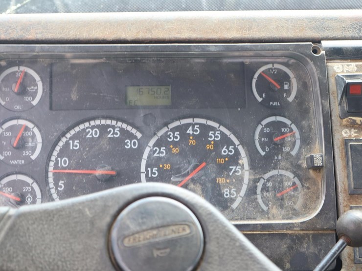 2001-freightliner-fl70-image-24