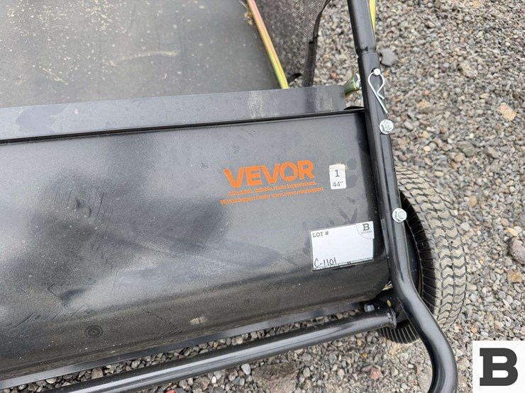 vevor-44"-yard-sweeper-image-8
