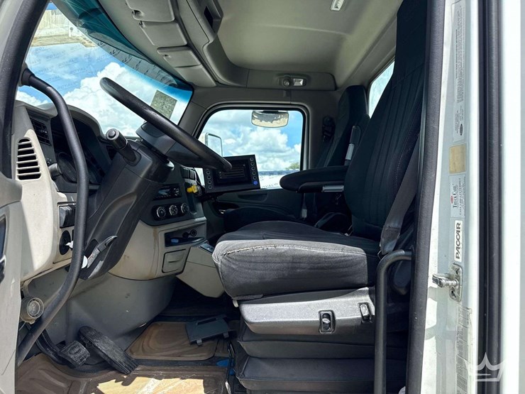 2020-peterbilt-567-image-34