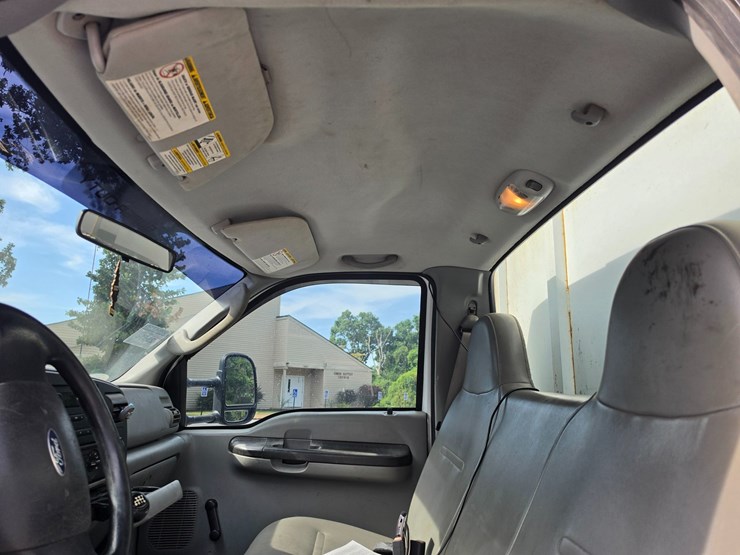 2006-ford-f550-image-35