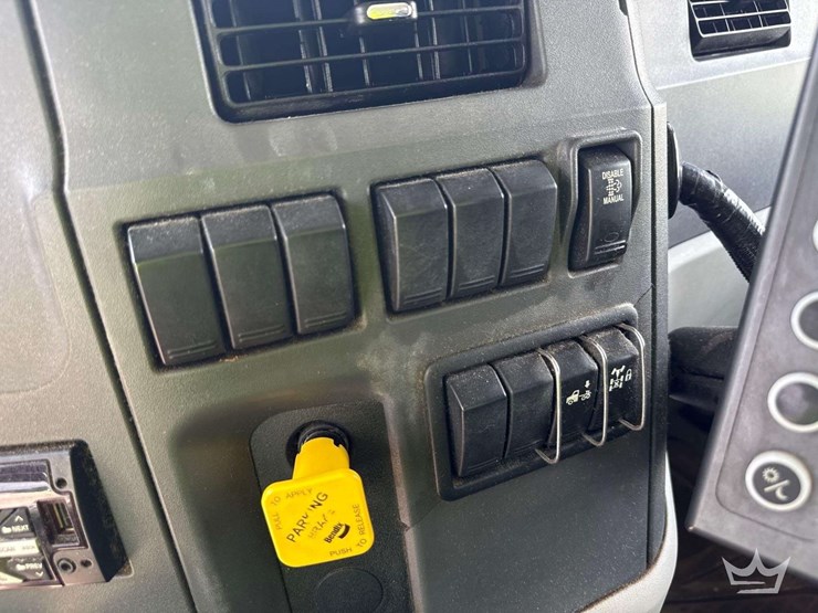 2020-peterbilt-567-image-41