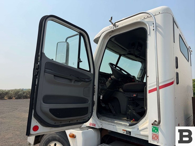 2001-freightliner-cst120-tank-truck-image-40