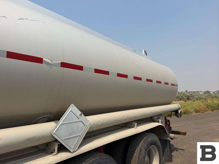 2001-freightliner-cst120-tank-truck-image-13