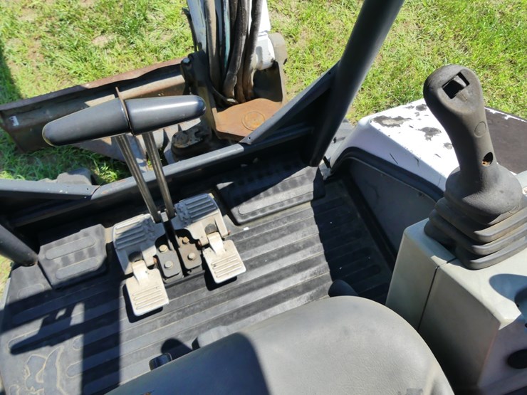 2011-bobcat-e32-image-15
