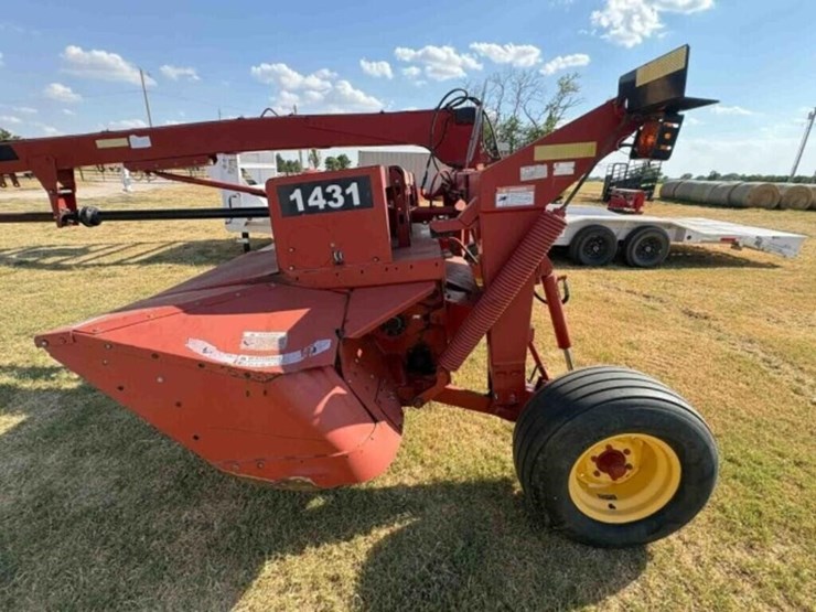 new-holand-1431-swather-image-5