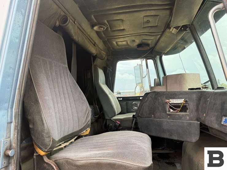 1991-volvo-gm-integral-sleeper-tractor-truck-image-56