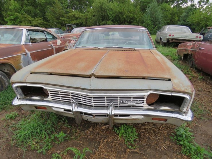 1966-chevrolet-impala-4dr-sedan-image-2