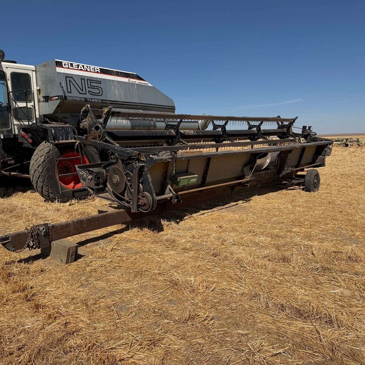 1981 Allis Chalmers Gleaner N Series Header