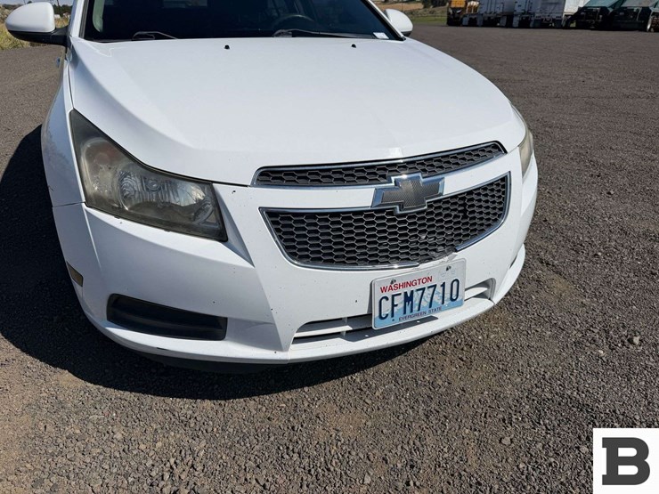 2012-chevrolet-cruze-sedan-image-8