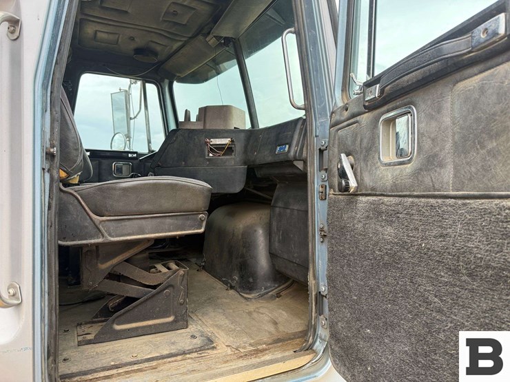 1991-volvo-gm-integral-sleeper-tractor-truck-image-55