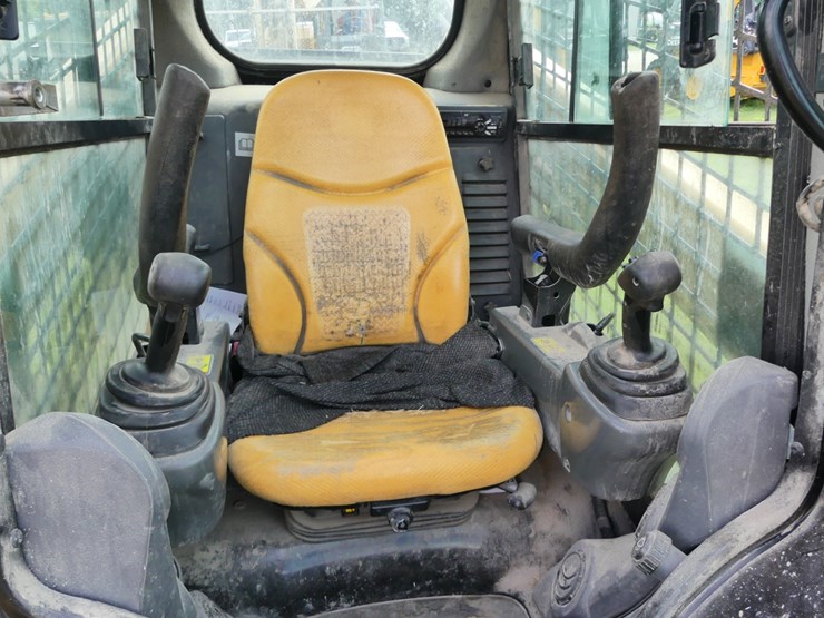 2015-caterpillar-262d-image-12