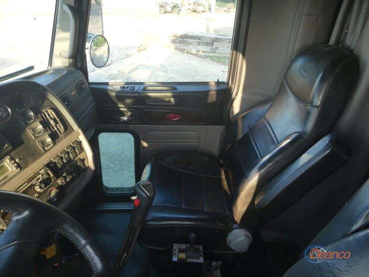 2013-peterbilt-388-image-15