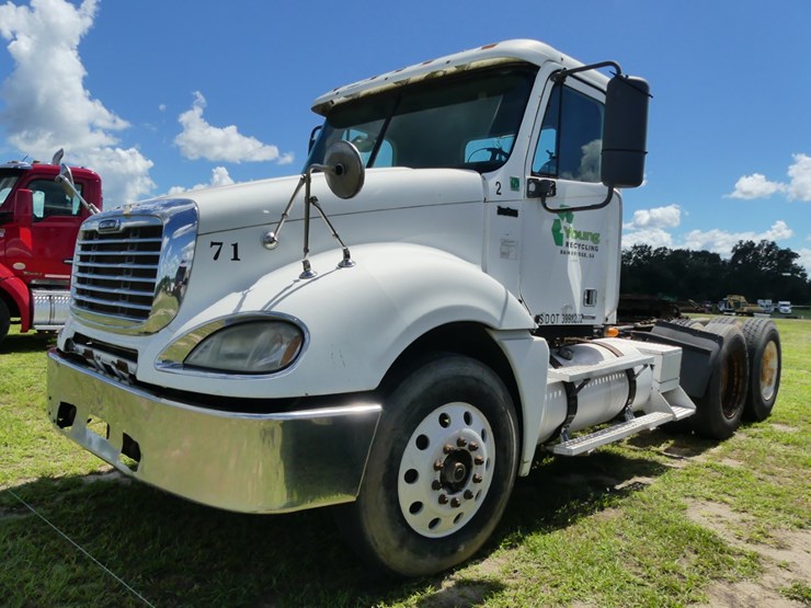 2007-freightliner-day-cab-image-1