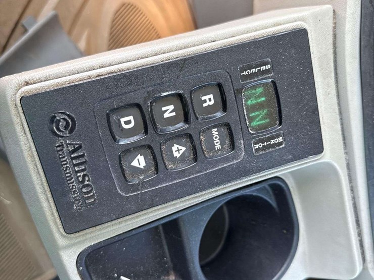 2020-peterbilt-567-image-39