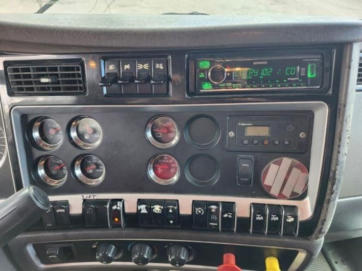2008-kenworth-t800-image-22