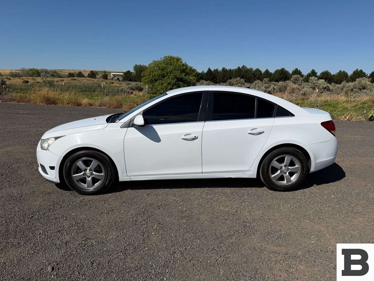2012-chevrolet-cruze-sedan-image-2