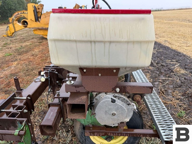 monosem-6-row-vacuum-planter--dnr-image-14