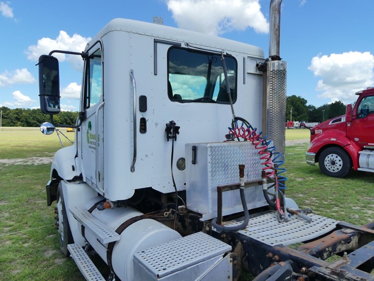 2007-freightliner-day-cab-image-8