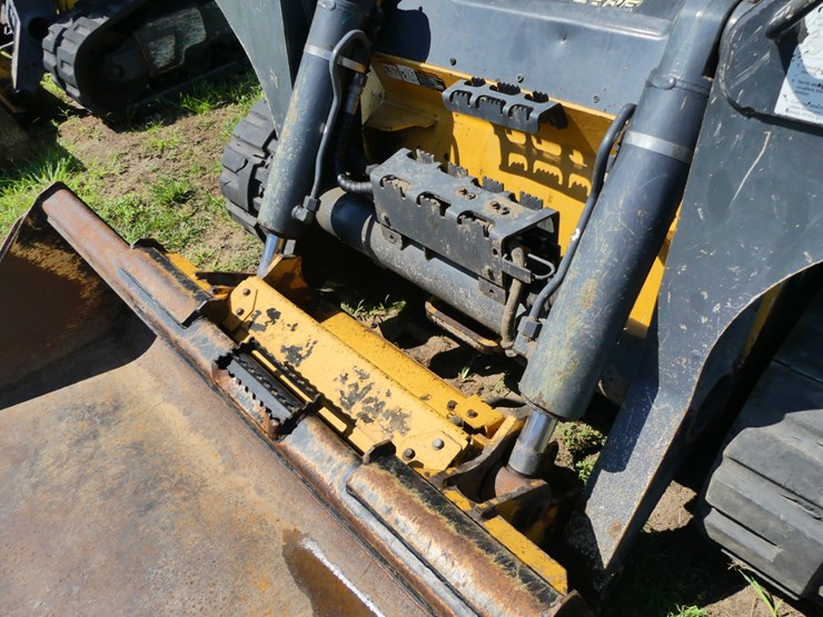 2023-deere-333g-image-11