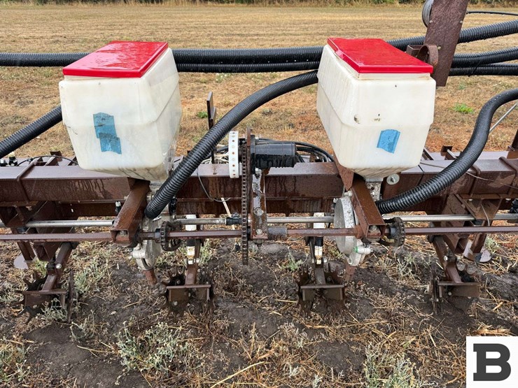 monosem-6-row-vacuum-planter--dnr-image-16
