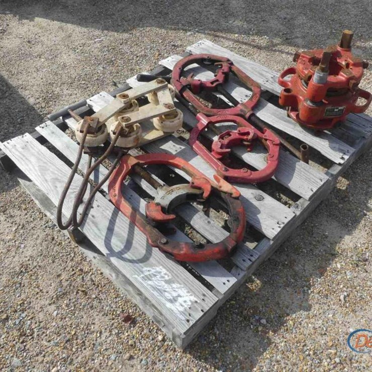 (3) RIDGID PIPE CUTTERS AND (1) RIDGID PIPE THREADER