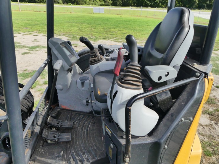2022-deere-35g-image-13