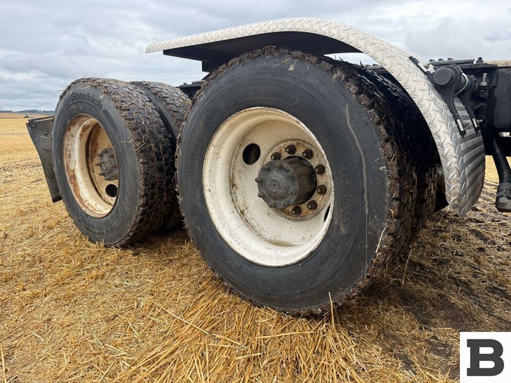 1991-volvo-gm-integral-sleeper-tractor-truck-image-49