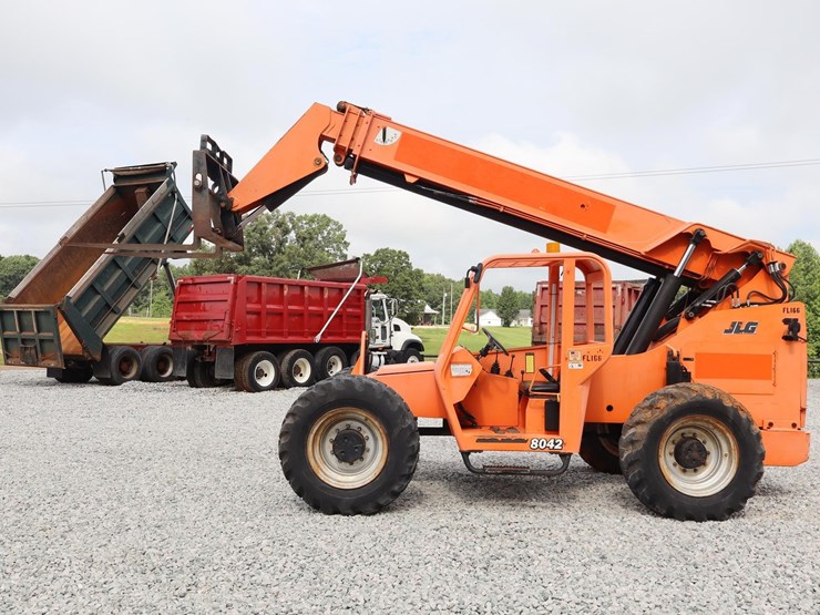 2010-jlg-8042-image-2