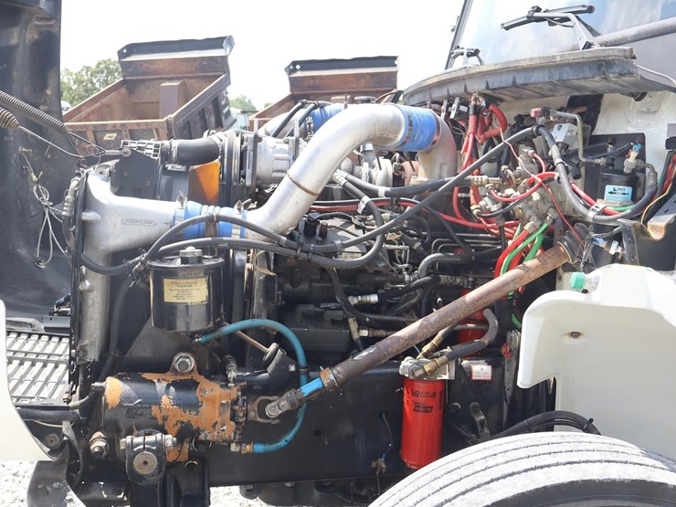 2001-freightliner-fl70-image-15