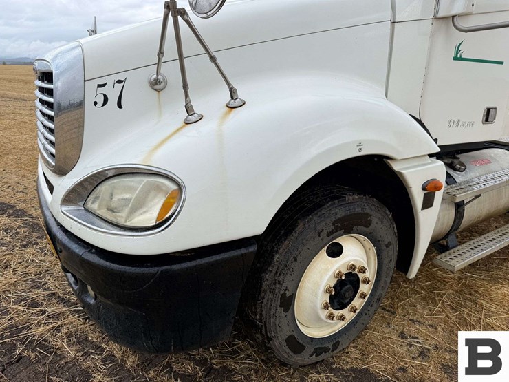 2005-freightliner-columbia-120-image-26