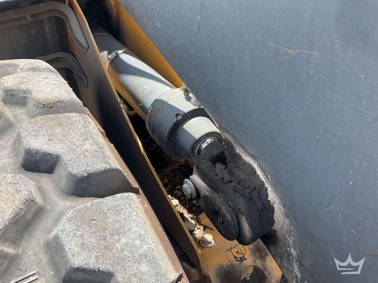 2016-deere-524k-image-22