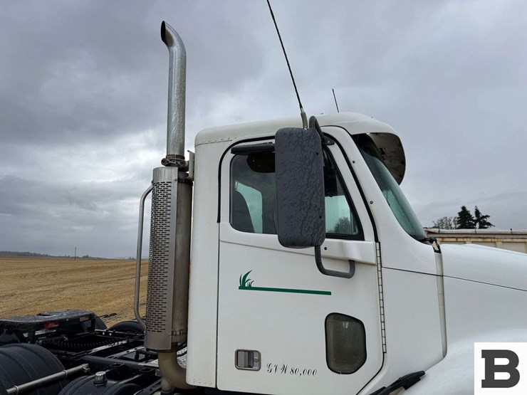 2005-freightliner-columbia-120-image-51