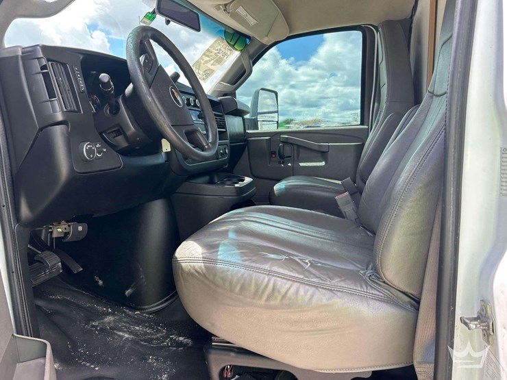 2017-chevrolet-express-3500-image-9