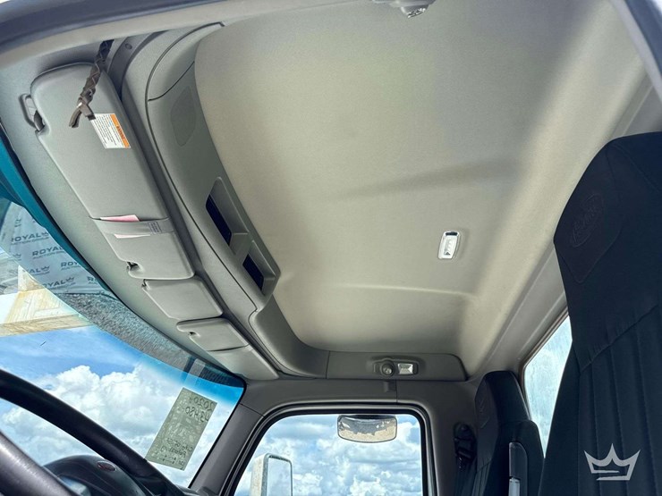 2020-peterbilt-567-image-45