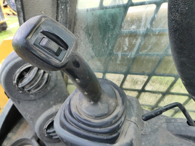 2015-caterpillar-262d-image-13