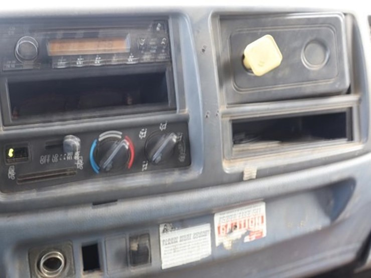 2005-hino-268-image-28