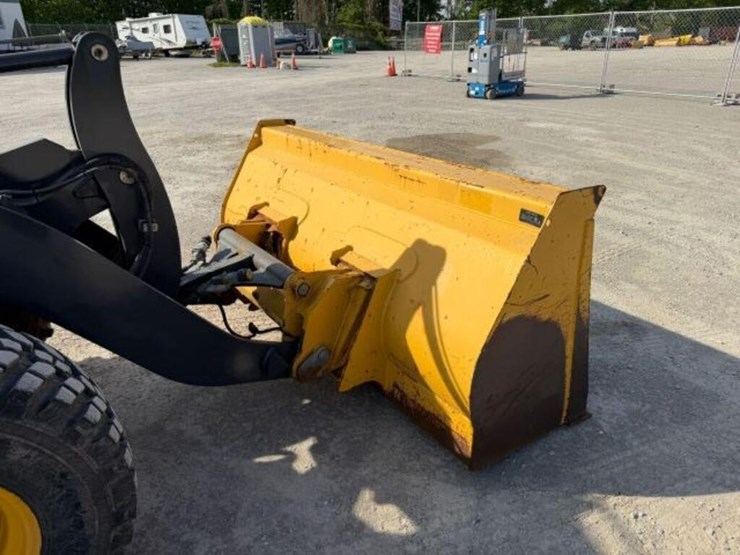2020-deere-204l-image-38