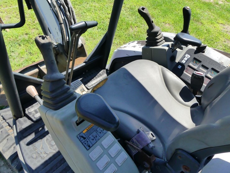 2011-bobcat-e32-image-13