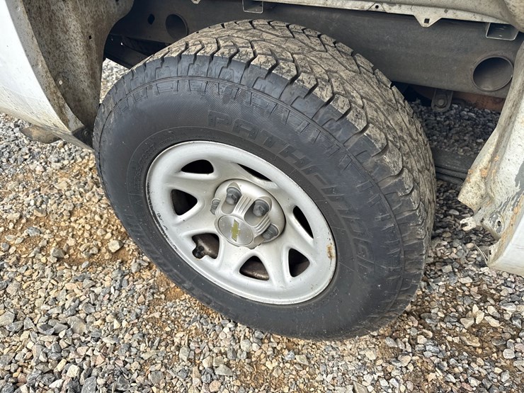#1002-•-2015-chevrolet-silverado-pickup-truck-image-11