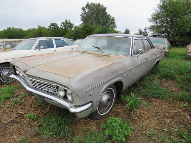 1966-chevrolet-impala-4dr-sedan-image-1